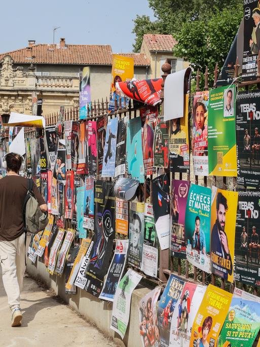 Plakate für die mehr als 1600 Stücke beim Theater-Festival von Avignon in Südfrankreich sind an Zäunen aufgehängt. 