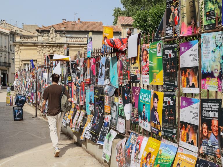 Plakate für die mehr als 1600 Stücke beim Theater-Festival von Avignon in Südfrankreich sind an Zäunen aufgehängt. 