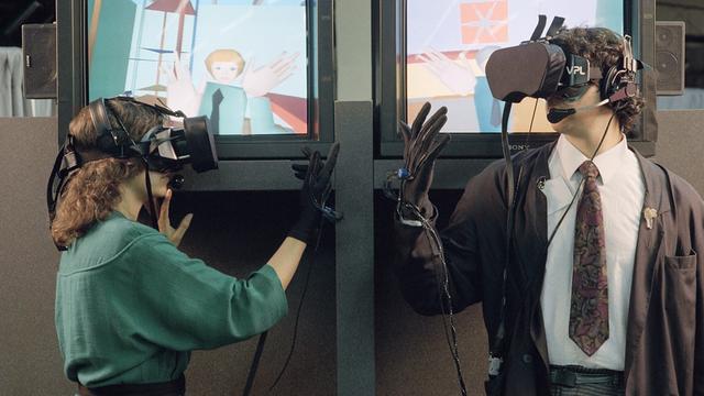 Zwei Menschen demonstrieren am 7. Juni 1989 in San Francisco die Funktion des EyePhone Systems der Firma Texpo Telecommunications