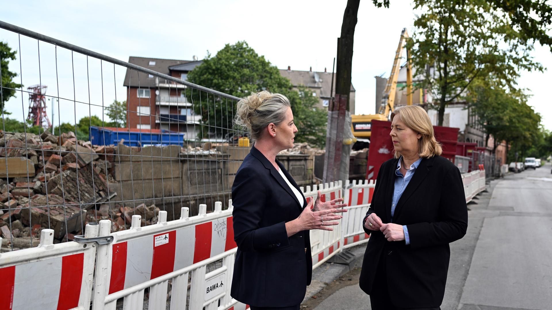 Bärbel Bas (r), SPD-Vorsitzende und die Oberbürgermeister-Kandidatin Andrea Henze (SPD) unterhalten sich bei einem Rundgang durch Gelsenkirchen Bismark. Bärbel Bas (r), SPD-Vorsitzende und die Oberbürgermeister-Kandidatin Andrea Henze (SPD) unterhalten sich bei einem Rundgang durch Gelsenkirchen Bismark.