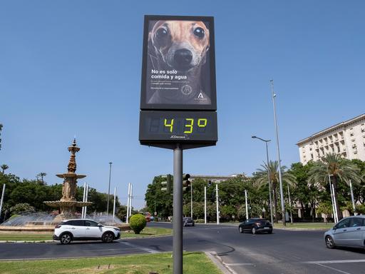In Sevilla zeigt ein Thermometer 43 Grad