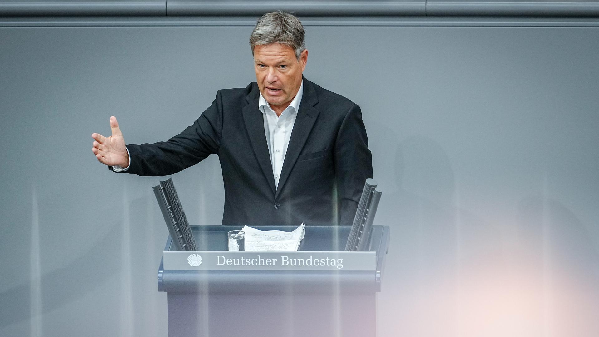 Robert Habeck (Bündnis 90/Die Grünen), Bundesminister für Wirtschaft und Klimaschutz, spricht bei den Haushaltsberatungen im September 2024 im Bundestag.