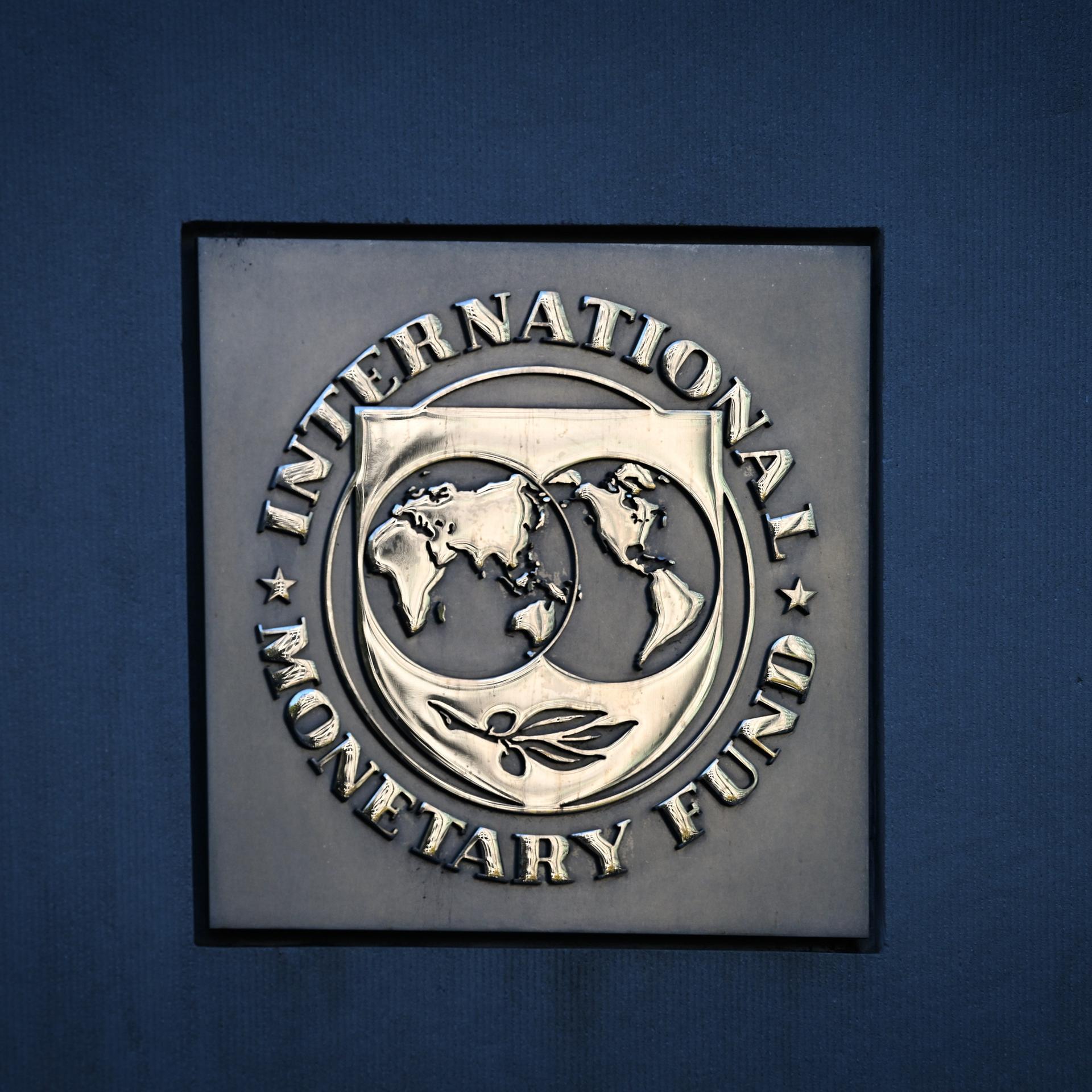 Washington: Das Logo des Internationalen Währungsfonds (IWF) an der Fassade des Tagungsgebäudes in der Pennsylvania Avenue 