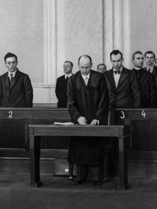Die Angeklagten bei der Urteilsverkündung im sogennanten Berliner Katholikenprozess vor dem Volksgerichtshof: Cremer, Franz Steber, Jakob Clemens und der Hauptangeklagte Pfarrer Joseph Rossaint (v. li. n. re. auf der Anklagebank), vorne Verteidiger. Die Angeklagten bei der Urteilsverkündung im sogennanten Berliner Katholikenprozess vor dem Volksgerichtshof: Cremer, Franz Steber, Jakob Clemens und der Hauptangeklagte Pfarrer Joseph Rossaint (v. li. n. re. auf der Anklagebank), vorne Verteidiger.