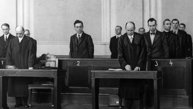 Die Angeklagten bei der Urteilsverkündung im sogennanten Berliner Katholikenprozess vor dem Volksgerichtshof: Cremer, Franz Steber, Jakob Clemens und der Hauptangeklagte Pfarrer Joseph Rossaint (v. li. n. re. auf der Anklagebank), vorne Verteidiger.