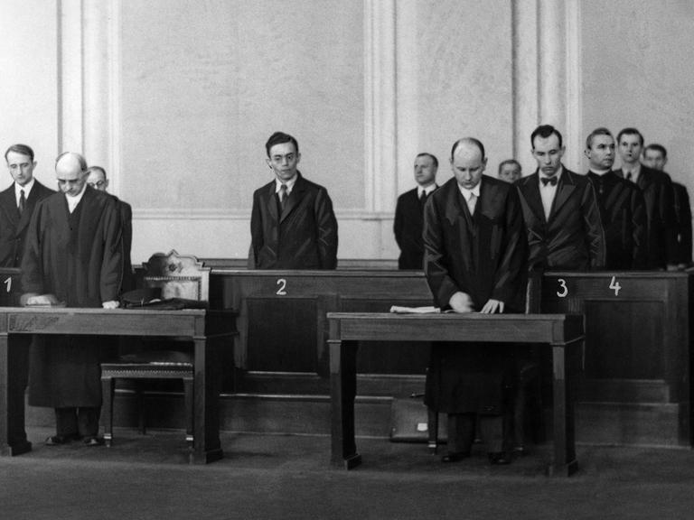 Die Angeklagten bei der Urteilsverkündung im sogennanten Berliner Katholikenprozess vor dem Volksgerichtshof: Cremer, Franz Steber, Jakob Clemens und der Hauptangeklagte Pfarrer Joseph Rossaint (v. li. n. re. auf der Anklagebank), vorne Verteidiger. Die Angeklagten bei der Urteilsverkündung im sogennanten Berliner Katholikenprozess vor dem Volksgerichtshof: Cremer, Franz Steber, Jakob Clemens und der Hauptangeklagte Pfarrer Joseph Rossaint (v. li. n. re. auf der Anklagebank), vorne Verteidiger.