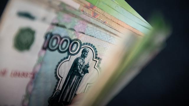 Ein Mann hält Rubelscheine in der Hand