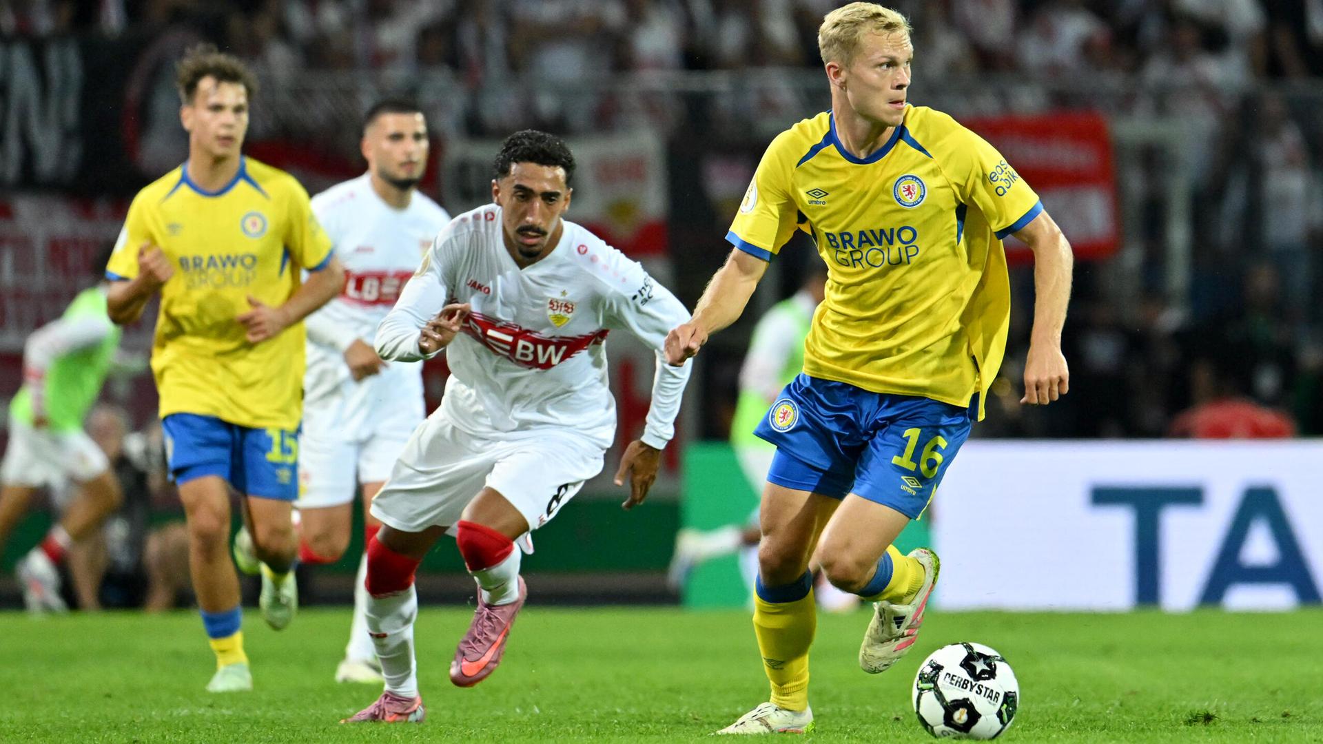 Im DFB-Poka-Spiell zwischen Eintracht Braunschweig und dem VfB Stuttgart sind mehrere Spieler beider Vereine auf dem Spielfeld zu sehen. 