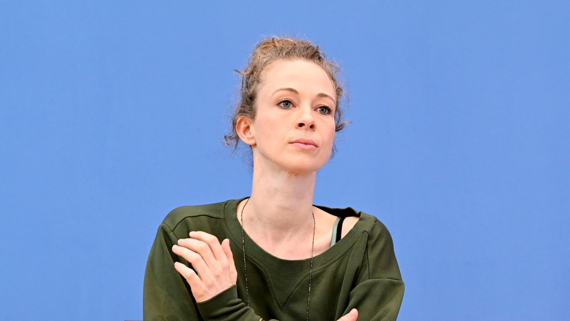 Foto zeigt die Sozialaktivistin Helena Steinhaus bei der Bundespressekonferenz zum Thema 'Klimageld - Wir zeigen, dass es möglich ist!' am 21.03.2024.