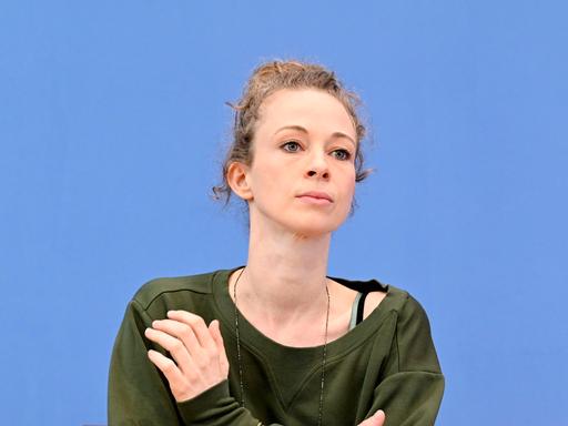 Foto zeigt die Sozialaktivistin Helena Steinhaus bei der Bundespressekonferenz zum Thema 'Klimageld - Wir zeigen, dass es möglich ist!' am 21.03.2024.