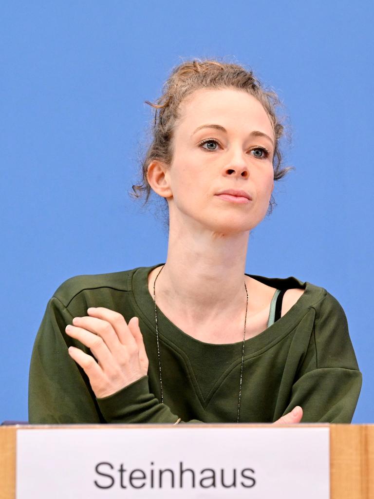 Foto zeigt die Sozialaktivistin Helena Steinhaus bei der Bundespressekonferenz zum Thema 'Klimageld - Wir zeigen, dass es möglich ist!' am 21.03.2024.
