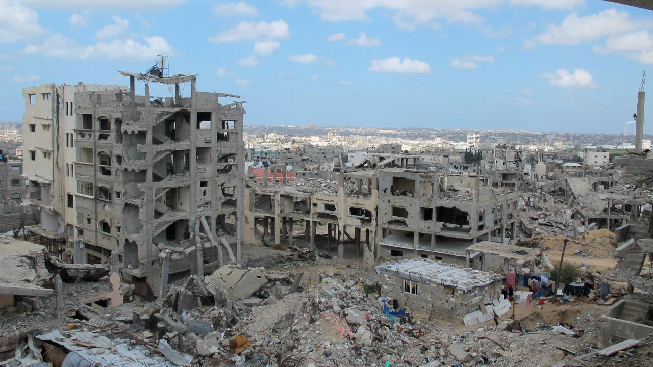 Blick von einem Wohnhaus auf die zerstörten Häuser in Gaza Blick von einem Wohnhaus auf die zerstörten Häuser in Gaza