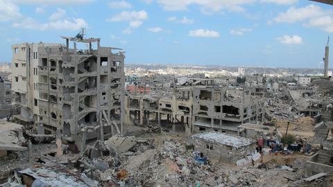 Blick von einem Wohnhaus auf die zerstörten Häuser in Gaza 