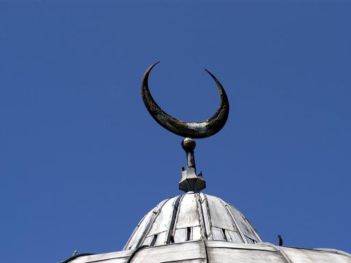 Kuppel und Halbmond der Ahmadiyya Moschee in Berlin.