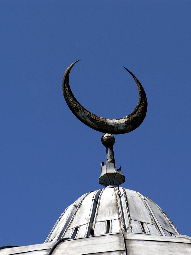 Kuppel und Halbmond der Ahmadiyya Moschee in Berlin.