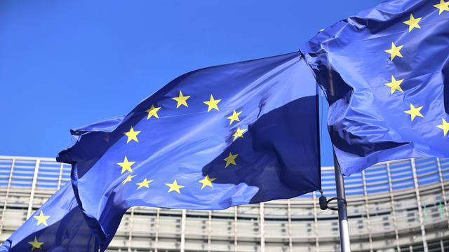 Vor Gebäuden der EU in Brüssel wehen Europa-Flaggen im Wind. Vor Gebäuden der EU in Brüssel wehen Europa-Flaggen im Wind.