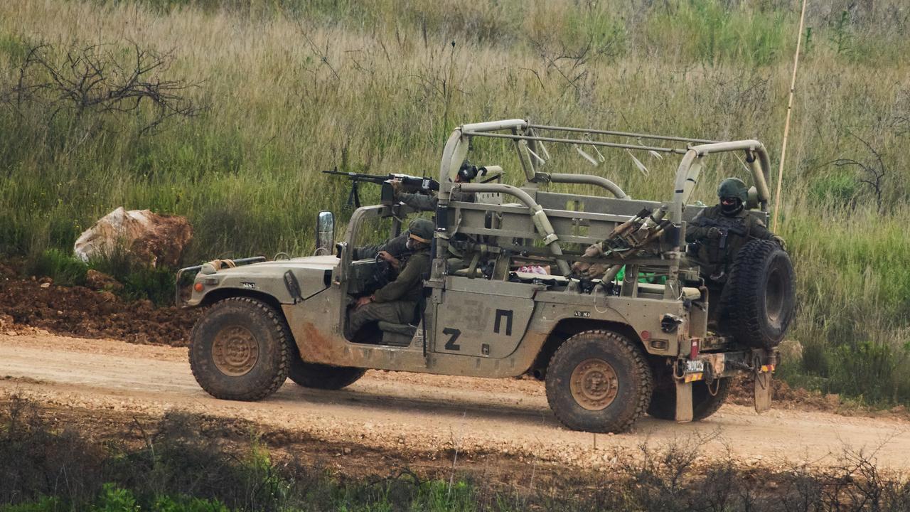 Grenze Israel-Libanon: Israelische Soldaten fahren im Südlibanon, vom Norden Israels aus gesehen.