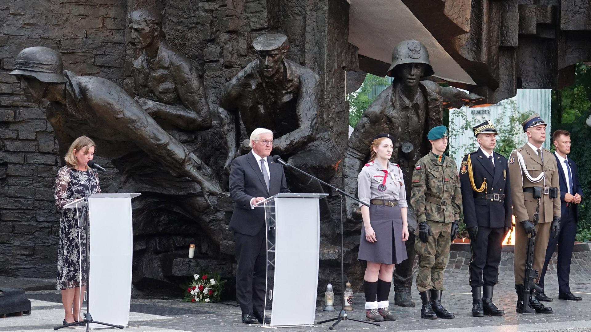 Bundespräsident Frank-Walter Steinmeier hält eine Rede vor dem Denkmal, das an den Warschauer Aufstand am 1. August 1944 erinnert.