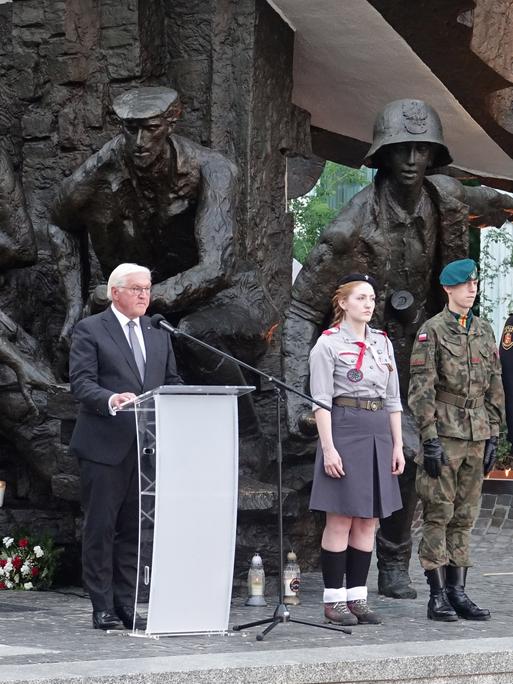 Bundespräsident Frank-Walter Steinmeier hält eine Rede vor dem Denkmal, das an den Warschauer Aufstand am 1. August 1944 erinnert.