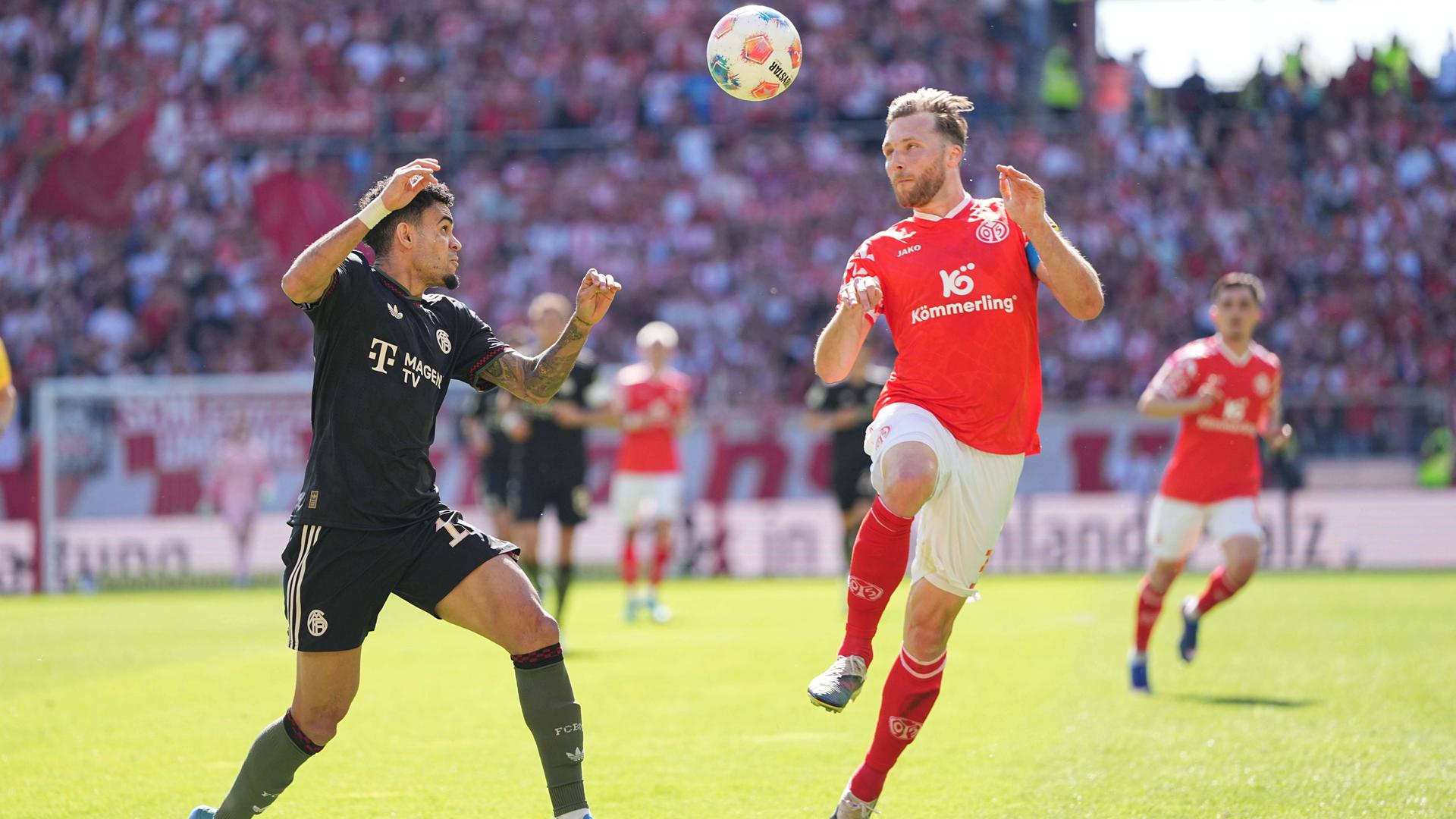 Bundesliga: Mainz 05 gegen Bayern München; Luis Diaz (Bayern),l., und Silvan Widmer (Mainz) kämpfen um den Fall. 