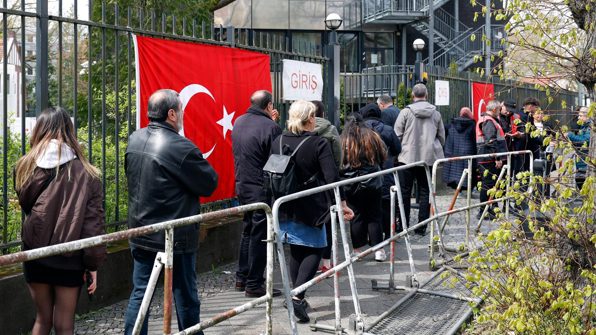 Warteschlange vor dem türkischen Generalkonsulat in Berlin. Wahlberechtigte türkische Staatsbürger in Deutschland geben ihre Stimmen zur türkischen Parlaments- und Präsidentschaftswahl ab