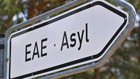 Ein Schild in Brandenburg mit der Aufschrift EAE-Asyl, womit die Erstaufnahme-Einrichtungen (EAE) des Landes in Eisenhüttenstadt gemeint ist.