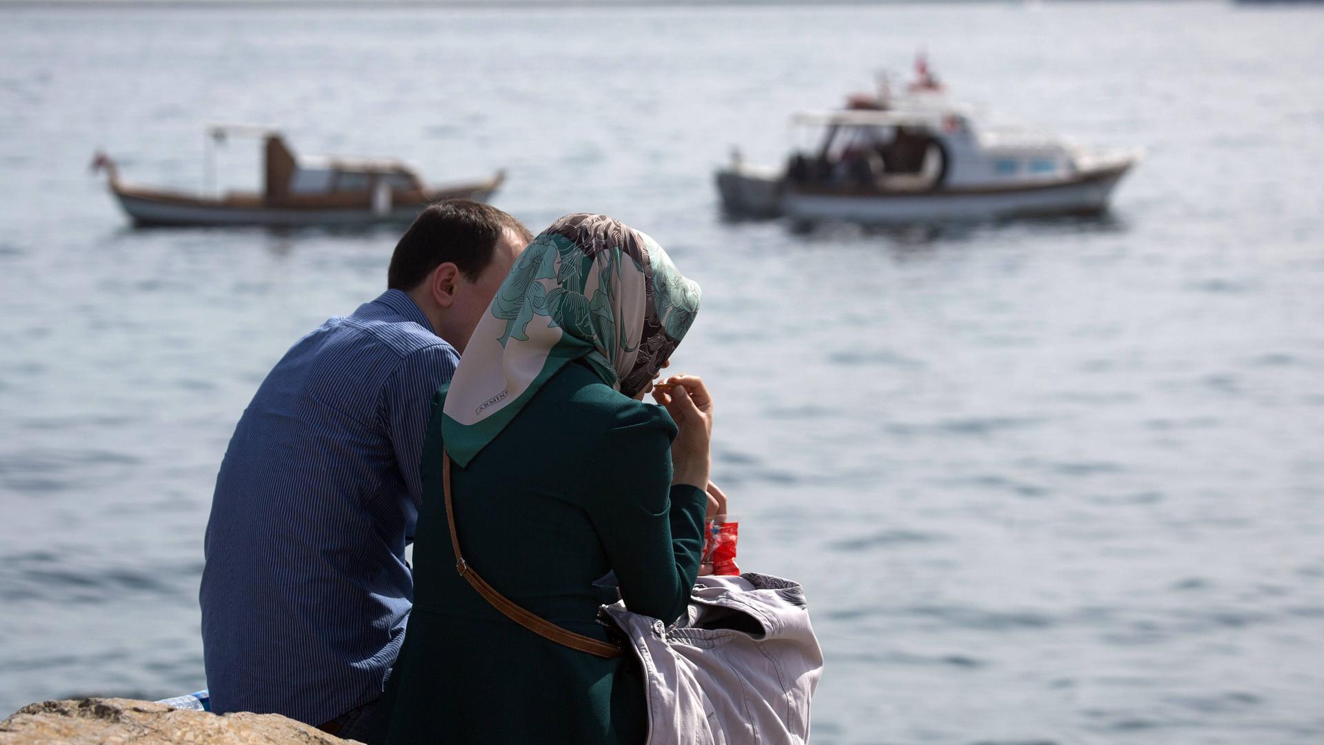 Türkei, Hauptstadt Istanbul, ein Paar sitzt am Wasser