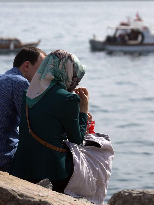 Türkei, Hauptstadt Istanbul, ein Paar sitzt am Wasser