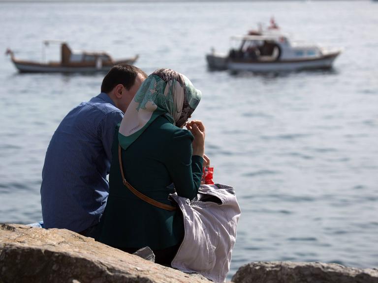 Türkei, Hauptstadt Istanbul, ein Paar sitzt am Wasser