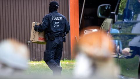 Polizisten sichern Beweismittel in dem Haus eines bundesweit bekannten Rechtsextremisten