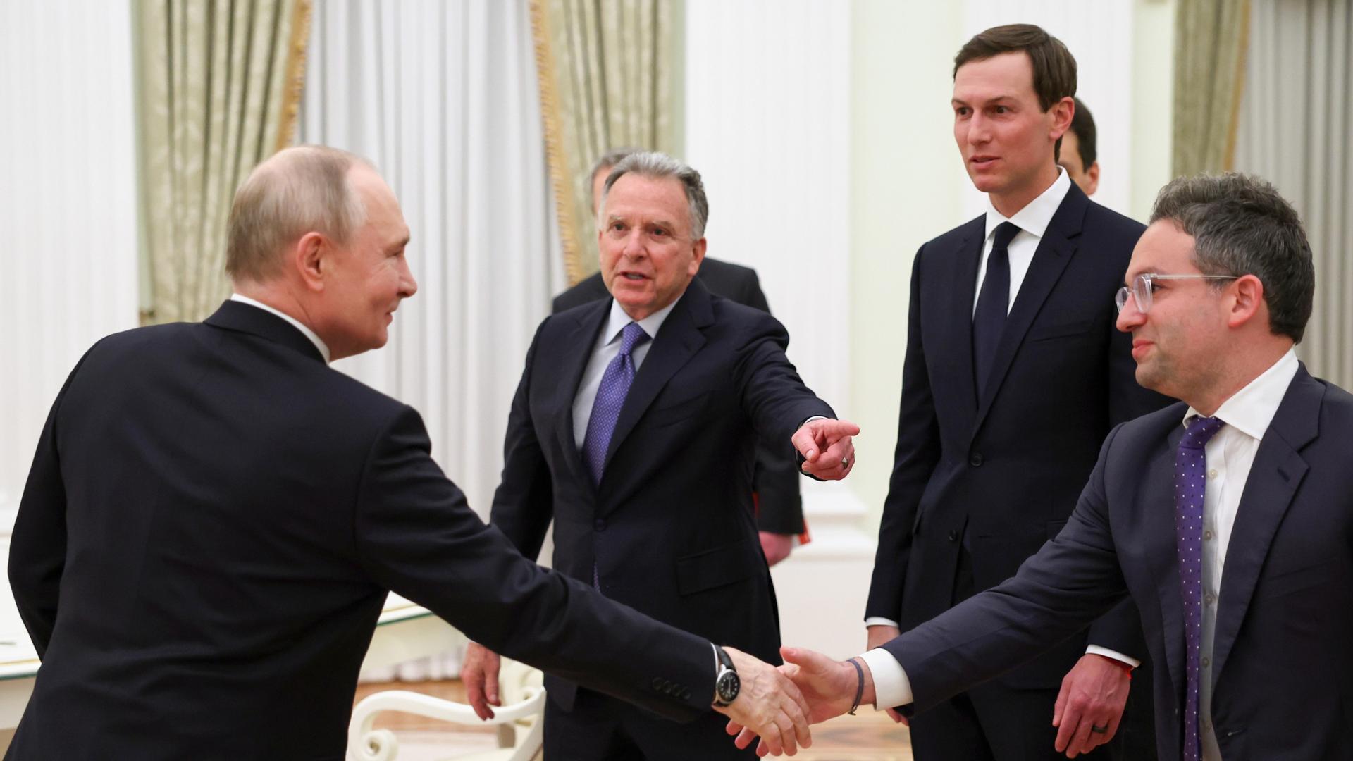 Das Foto zeigt den russischen Präsidenten Wladimir Putin, wie er die US-Vertreter Steve Witkoff, Jared Kushner und Josh Gruenbaum im Senatspalast des Kremls begrüßt. Das Foto zeigt den russischen Präsidenten Wladimir Putin, wie er die US-Vertreter Steve Witkoff, Jared Kushner und Josh Gruenbaum im Senatspalast des Kremls begrüßt.