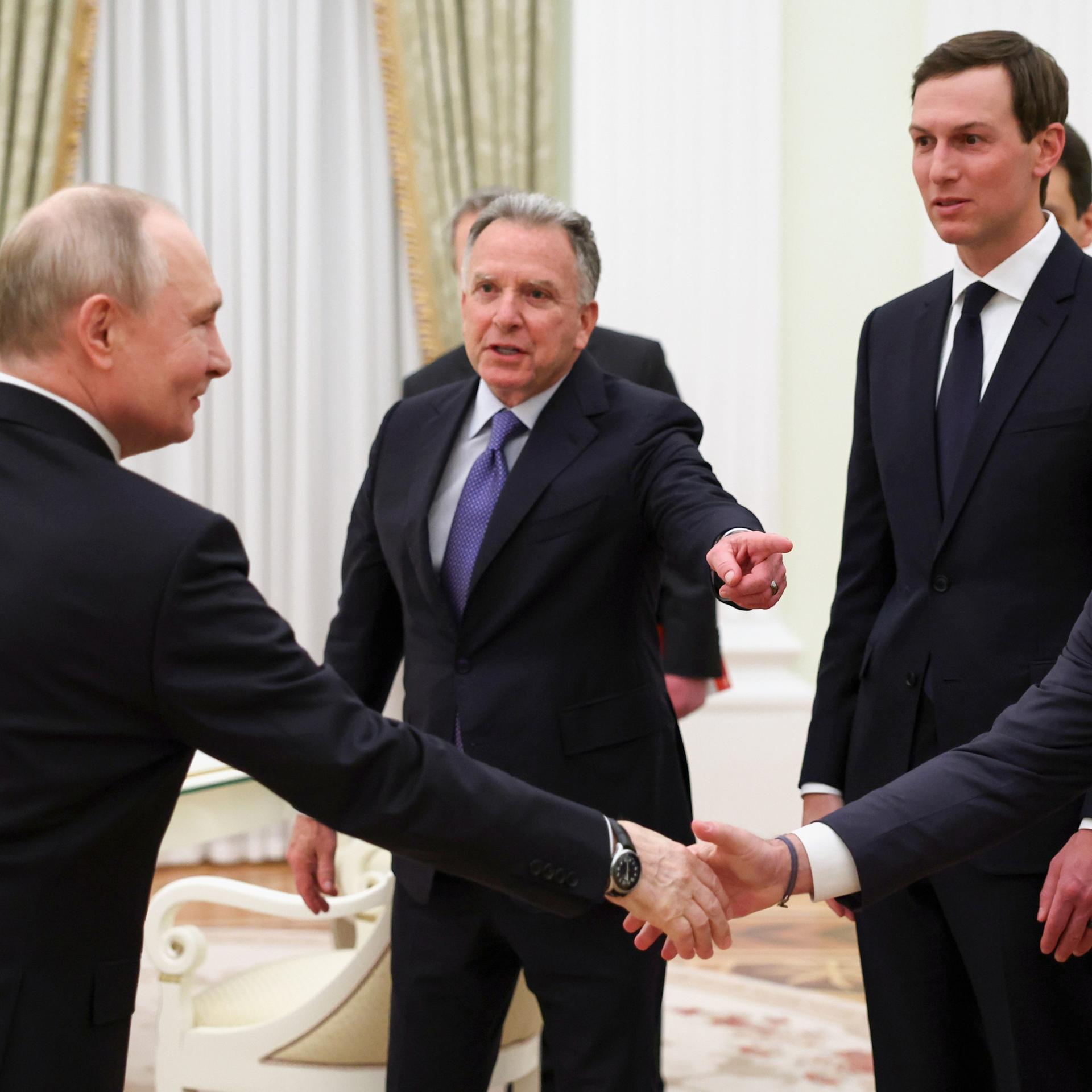 Das Foto zeigt den russischen Präsidenten Wladimir Putin, wie er die US-Vertreter Steve Witkoff, Jared Kushner und Josh Gruenbaum im Senatspalast des Kremls begrüßt. 