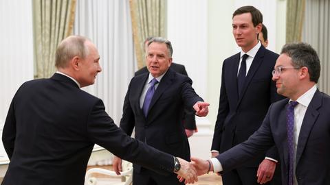 Das Foto zeigt den russischen Präsidenten Wladimir Putin, wie er die US-Vertreter Steve Witkoff, Jared Kushner und Josh Gruenbaum im Senatspalast des Kremls begrüßt. 