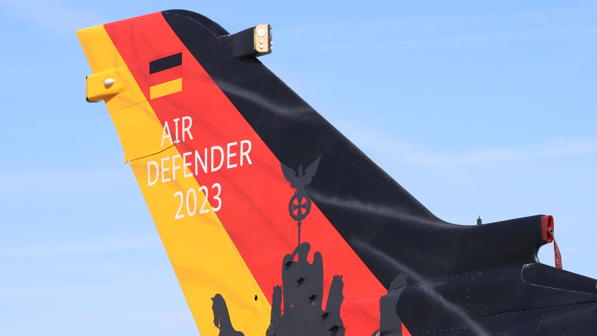 Das Heck eines Tornado-Flugzeugs ist in Schwarz-Rot-Gold lackiert und trägt die Aufschrift "Air Defender 2023".