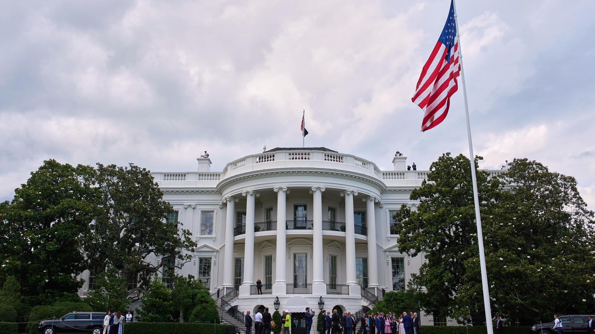 Eine US-Flagge weht neben dem Weißen Haus in Washington