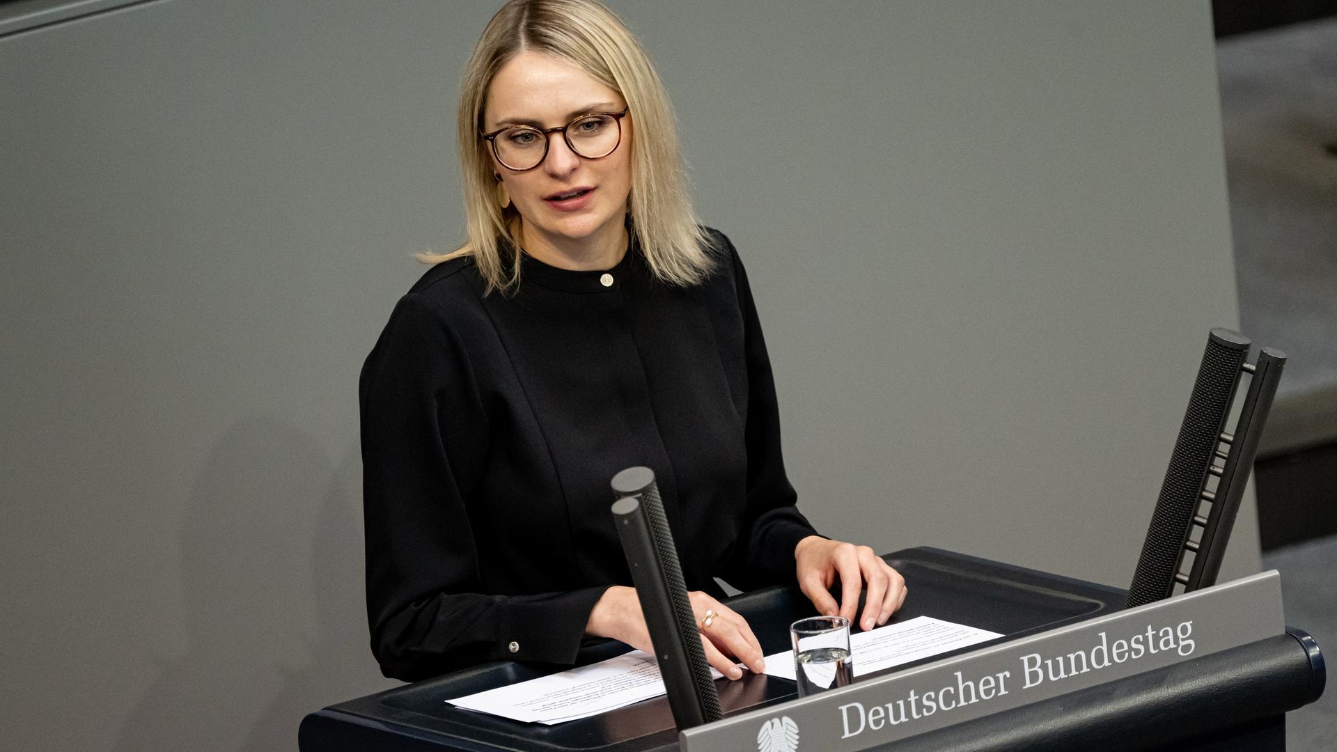Natalie Pawlik (SPD), Staatsministerin und Beauftragte der Bundesregierung für Migration, Flüchtlinge und Integration, spricht während einer Sitzung des Bundestag. Natalie Pawlik (SPD), Staatsministerin und Beauftragte der Bundesregierung für Migration, Flüchtlinge und Integration, spricht während einer Sitzung des Bundestag.