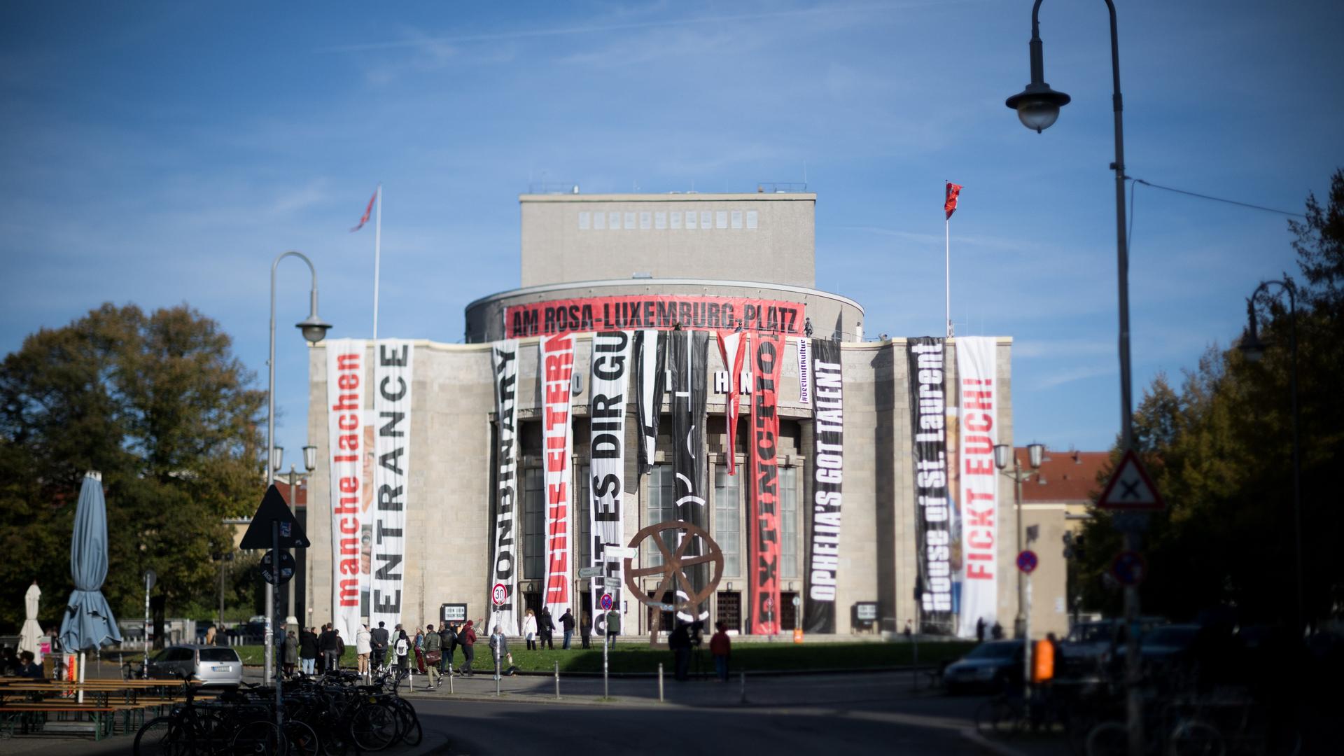 Die Fassade der Volksbühne wird im Rahmen des Aktionstag #BerlinistKultur gegen drohende Kürzungen im Berliner Kulturbereich mit Bannern von Aufführungen verhüllt.