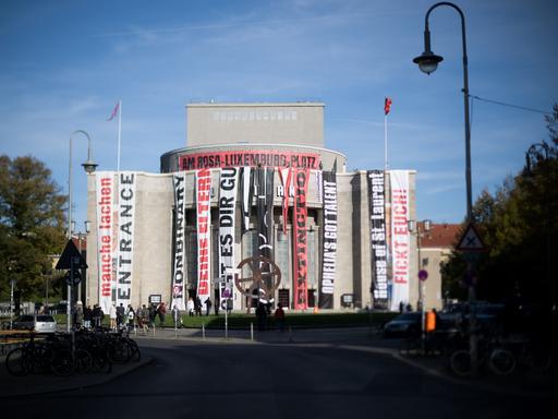 Die Fassade der Volksbühne wird im Rahmen des Aktionstag #BerlinistKultur gegen drohende Kürzungen im Berliner Kulturbereich mit Bannern von Aufführungen verhüllt.