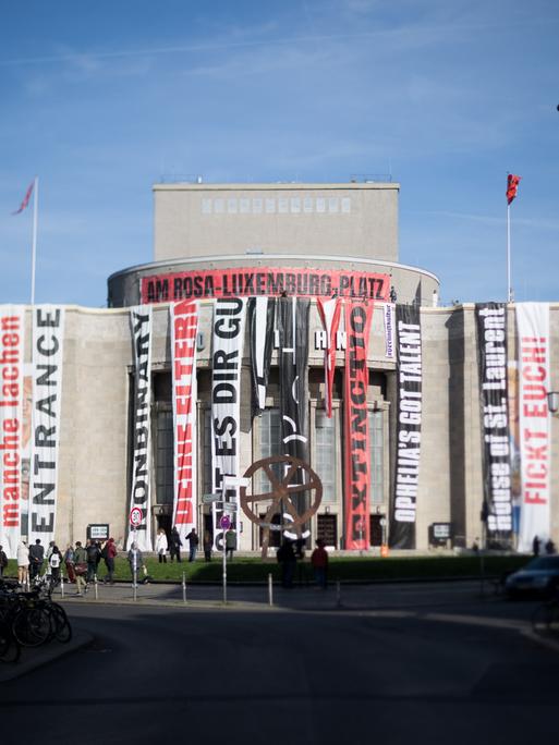 Die Fassade der Volksbühne wird im Rahmen des Aktionstag #BerlinistKultur gegen drohende Kürzungen im Berliner Kulturbereich mit Bannern von Aufführungen verhüllt.