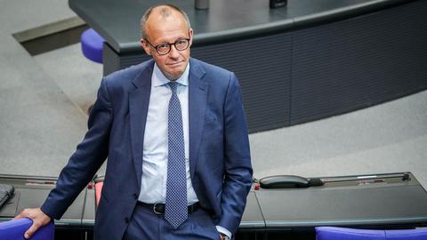 Friedrich Merz (CDU), CDU-Bundesvorsitzender und Unionsfraktionsvorsitzender, steht im Bundestag
