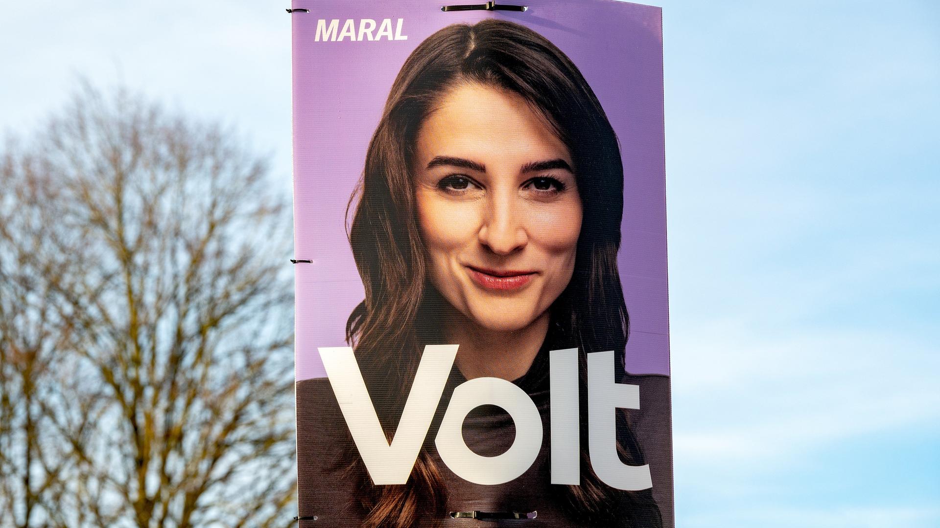 Ein Wahlplakat der Partei Volt Deutschland (kurz Volt) mit dem Portrait der Spitzenkandidatin Maral Koohestanian. 