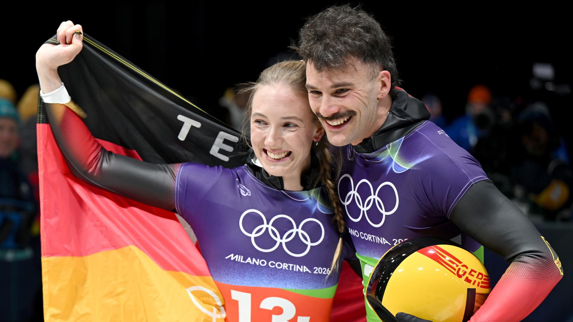 Das Bild zeigt die Skeletonis Susanne Kreher und Axel Jungk, die im Mixed-Wettbewerb in Cortina bei den Olympischen Winterspielen Silber geholt haben. Sie jubeln im Ziel. Das Bild zeigt die Skeletonis Susanne Kreher und Axel Jungk, die im Mixed-Wettbewerb in Cortina bei den Olympischen Winterspielen Silber geholt haben. Sie jubeln im Ziel.