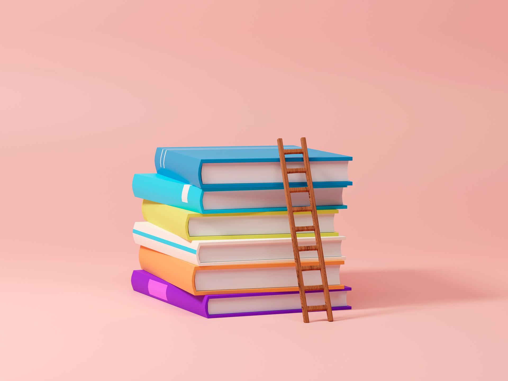 Ein Stapel bunter Bücher, an dem eine Leiter lehnt.