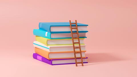 Ein Stapel bunter Bücher, an dem eine Leiter lehnt.