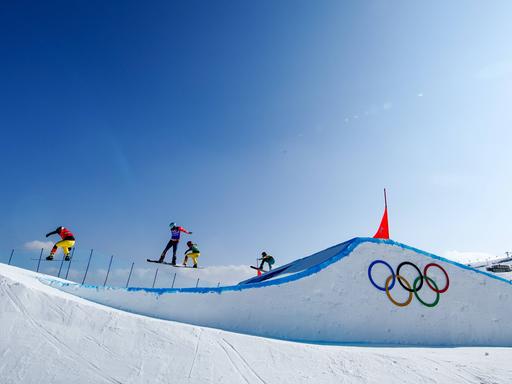 Snowboarder bei den Olympischen Spielen in Peking.