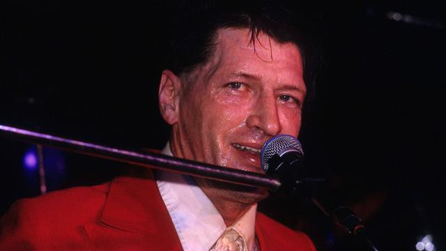 Herman Brood lächelnd am Mikrofon Herman Brood lächelnd am Mikrofon
