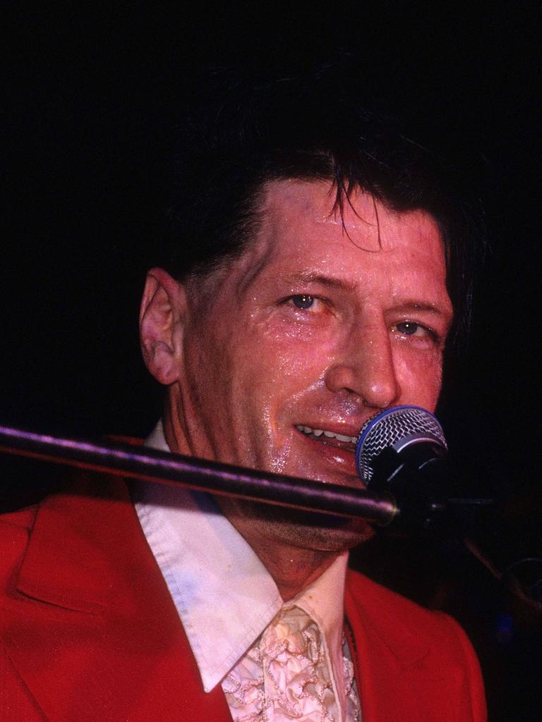 Herman Brood lächelnd am Mikrofon