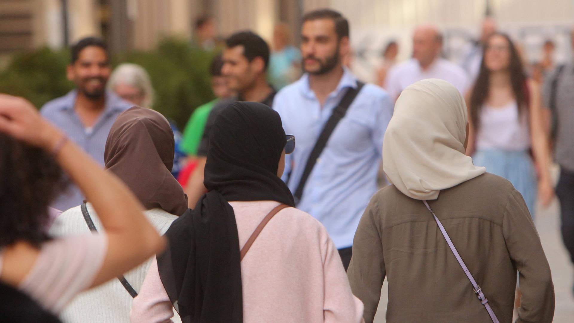 Muslima mit Burkas und Kopftüchern spazieren in der Innenstadt München.