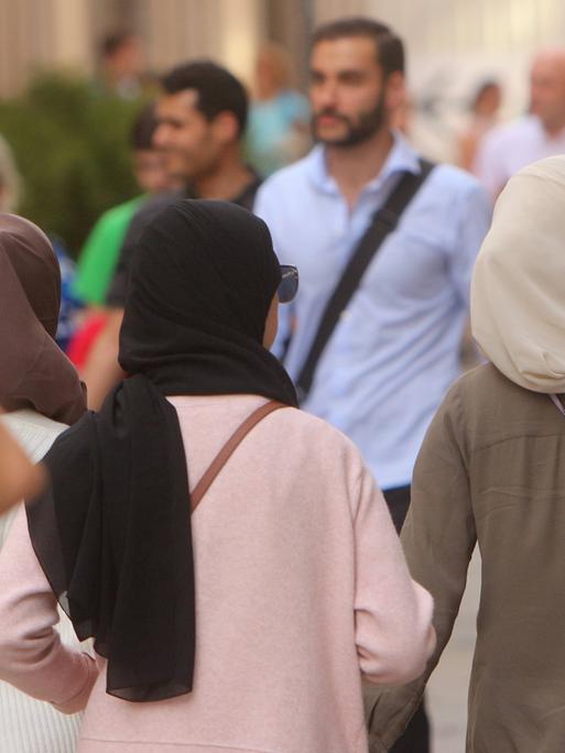 Muslima mit Burkas und Kopftüchern spazieren in der Innenstadt München.