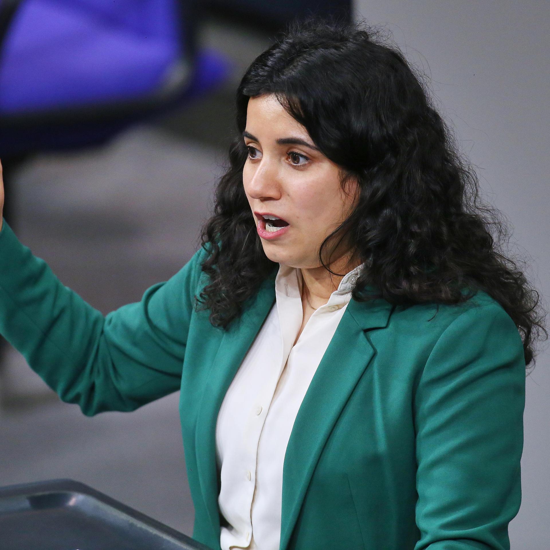 Die Grünen-Politikerin Misbah Khan spricht und gestikuliert im Bundestag. 